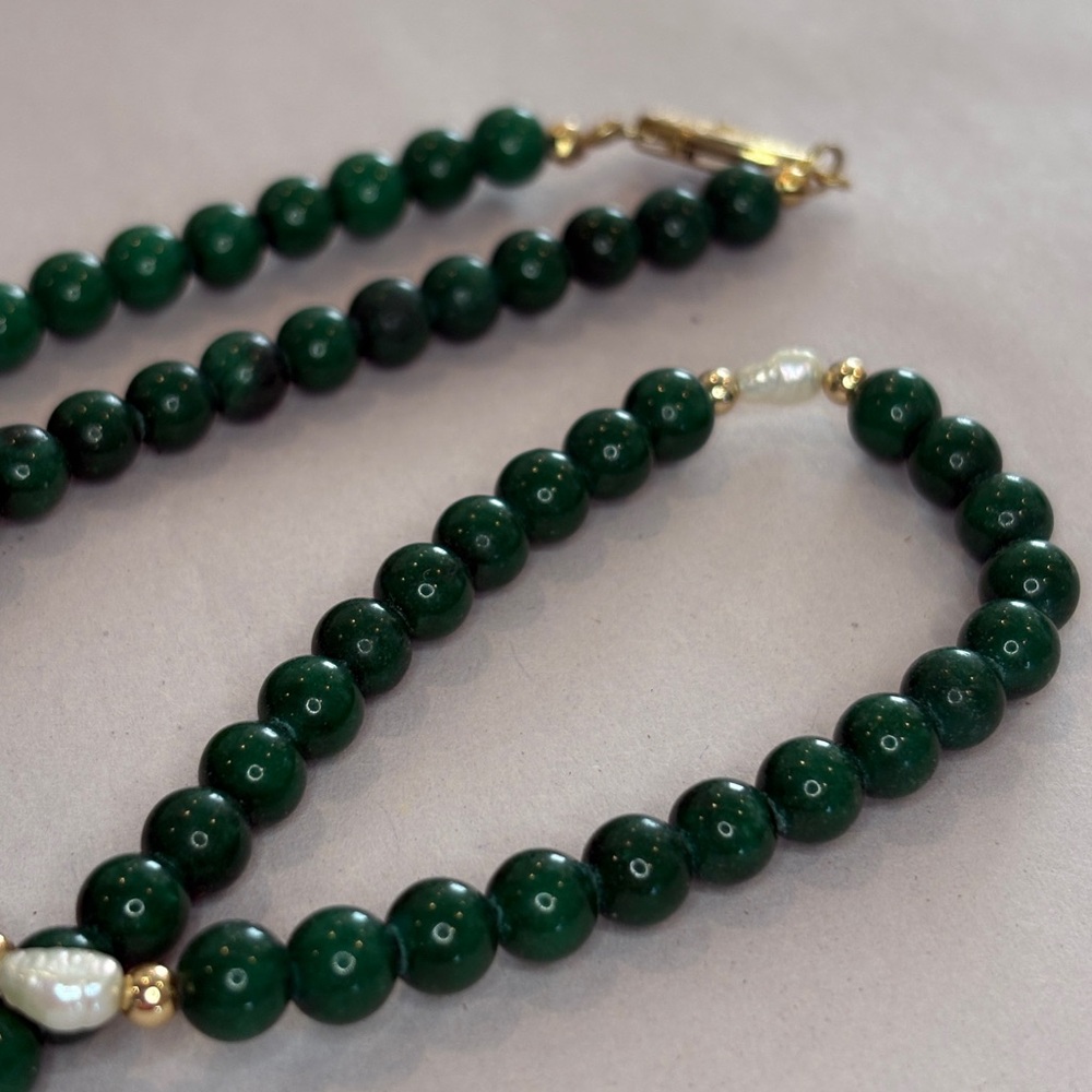 Vintage-Inspired Green Beaded Necklace – 16" with Gold Tone Clasp & Faux Pearls - Picture 6 of 13